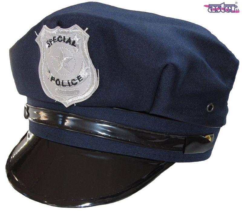 Полицейский в кепке